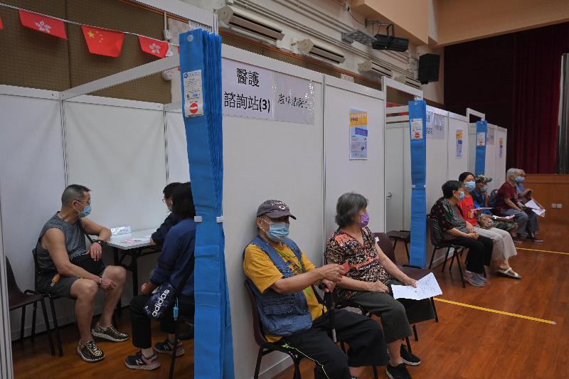 Elderly persons from the North District participated in an activity which covered a talk on COVID-19 vaccines and vaccinations for elderly persons at Luen Wo Hui Community Hall in Fanling today (October 10). They learnt about the importance of receiving a COVID-19 vaccination through a health talk. Photo shows the one-on-one medical consultation counter for the elderly.