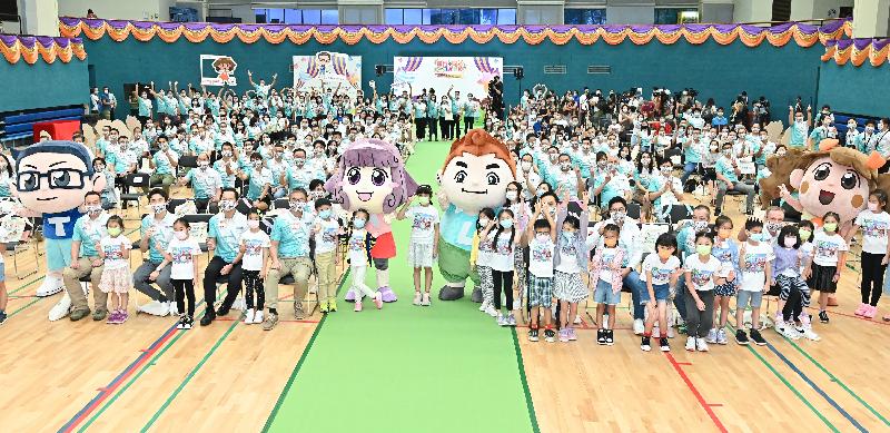 "Let’s T.A.L.K. – Child Protection Campaign" kicks off today (October 10). Picture shows the officiating guests taking a group photo with participants and campaign mascots.