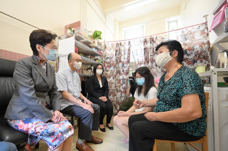 The Chief Executive, Mrs Carrie Lam, today (October 10) visited transitional housing projects operated by the Lok Sin Tong Benevolent Society, Kowloon. Photo shows Mrs Lam (first left), accompanied by the Secretary for Transport and Housing, Mr Frank Chan Fan (second left), visiting a family to learn more about their living situation. 
