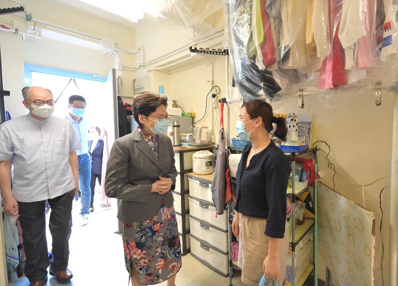 The Chief Executive, Mrs Carrie Lam, today (October 10) visited transitional housing projects operated by the Lok Sin Tong Benevolent Society, Kowloon. Photo shows Mrs Lam (second right), accompanied by the Secretary for Transport and Housing, Mr Frank Chan Fan (first left), visiting a family to learn more about their living situation. 

