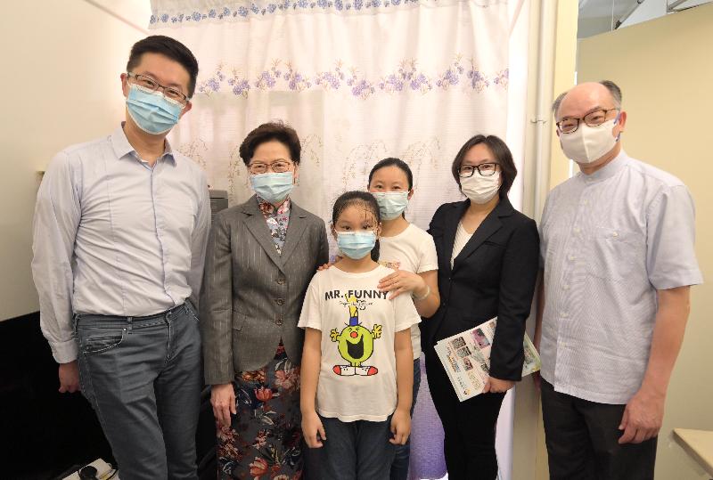 The Chief Executive, Mrs Carrie Lam, today (October 10) visited transitional housing projects operated by the Lok Sin Tong Benevolent Society, Kowloon. Photo shows Mrs Lam (second left), accompanied by the Secretary for Transport and Housing, Mr Frank Chan Fan (first right); the Chairman of the Lok Sin Tong Benevolent Society, Kowloon, Dr Peter Pang (first left) and the Chief Executive of the Lok Sin Tong Benevolent Society, Kowloon, Ms Lau Oi-sze (second right), visiting a family to learn more about their living situation. 
