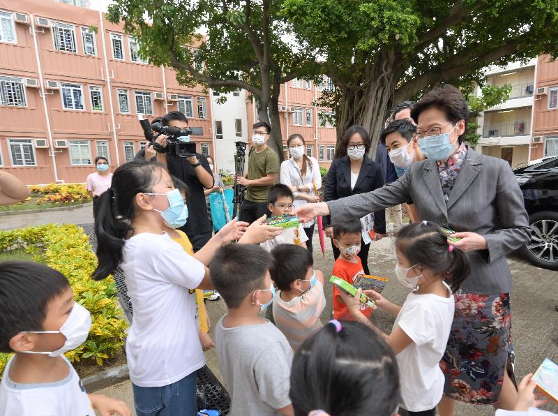 The Chief Executive, Mrs Carrie Lam, today (October 10) visited transitional housing projects operated by the Lok Sin Tong Benevolent Society, Kowloon. Photo shows Mrs Lam (first right), giving chocolates to children. 
