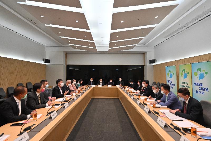 The Secretary for Commerce and Economic Development, Mr Edward Yau (fourth right), today (October 11) meets with members-elect of the Election Committee Textiles and Garment Subsector to brief them on initiatives related to commerce and trade in "The Chief Executive's 2021 Policy Address" and exchange views on the development of the industry.