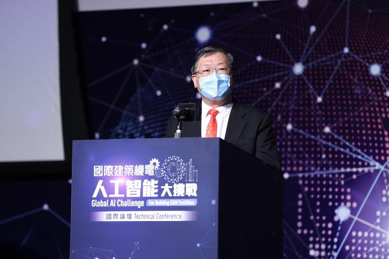 The Global AI Challenge for Building E&M Facilities – Technical Conference was held at the Hong Kong Science and Technology Parks today (October 12). Photo shows the Director of Electrical and Mechanical Services, Mr Eric Pang, addressing the ceremony.