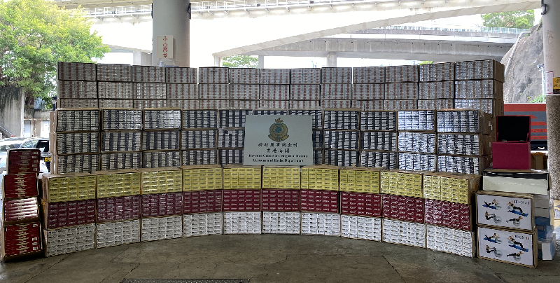 Hong Kong Customs seized about 9 million suspected illicit cigarettes and about 1 300 kg suspected illicit manufactured tobacco with an estimated market value of about $28.8 million and a duty potential of about $20 million in Tsuen Wan, Kowloon Bay, Sheung Shui and Tuen Mun respectively from October 5 to yesterday (October 11). Photo shows the suspected illicit cigarettes, suspected illicit manufactured tobacco and some of the parcels seized. 