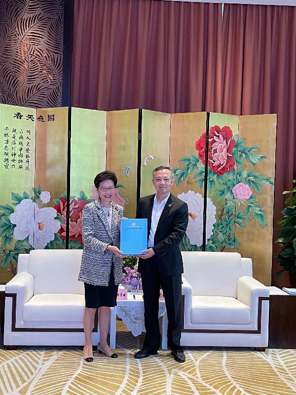 The Chief Executive, Mrs Carrie Lam (left), today (October 14), meets with the Secretary of the CPC Guangzhou Municipal Committee, Mr Zhang Shuofu. Photo shows Mrs Lam presenting the 2021 Policy Address she delivered last week to Mr Zhang.