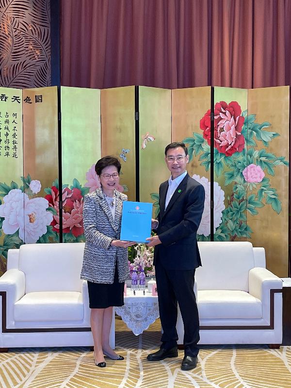 The Chief Executive, Mrs Carrie Lam (left), today (October 14), presents the 2021 Policy Address she delivered last week to the Mayor of the Guangzhou Municipal Government, Mr Wen Guohui.