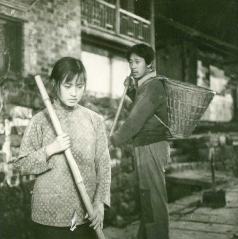 The Hong Kong Film Archive (HKFA) of the Leisure and Cultural Services Department will present the "Adaptations of Literature from Shanghai", a screening programme jointly curated by the Shanghai Film Museum and Shanghai Film Archive. From November 13 to 21, eight films adapted from literary classics and produced by the Shanghai Film Studio will be screened at the HKFA Cinema to let audiences appreciate the interpretation of classical literature by Shanghai movies from different perspectives. Photo shows a film still of "Hibiscus Town" (1986).