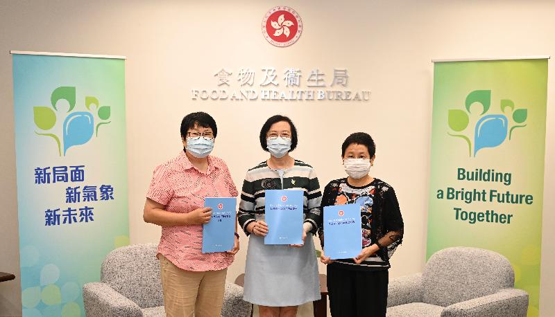 The Secretary for Food and Health, Professor Sophia Chan (centre), today (October 15) met with the President of the Hong Kong Academy of Nursing (HKAN), Professor Chair Shek-ying (left), and the Immediate Past President of the HKAN, Professor Frances Wong (right), to brief them on initiatives related to healthcare manpower and healthcare professional development in "The Chief Executive's 2021 Policy Address", and listen to their views and suggestions.
