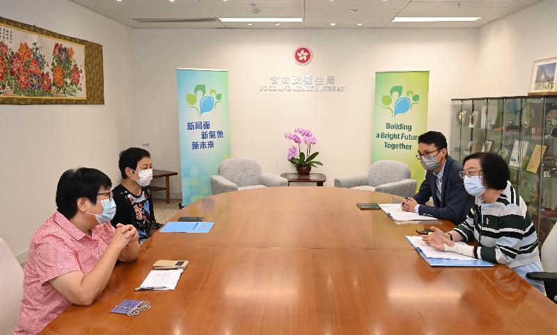 The Secretary for Food and Health, Professor Sophia Chan (first right), today (October 15) met with the President of the Hong Kong Academy of Nursing (HKAN), Professor Chair Shek-ying (first left), and the Immediate Past President of the HKAN, Professor Frances Wong (second left), to brief them on initiatives related to healthcare manpower and healthcare professional development in The Chief Executive's 2021 Policy Address, and listen to their views and suggestions. Looking on is the Principal Assistant Secretary for Food and Health (Health), Mr Chris Fung (second right).