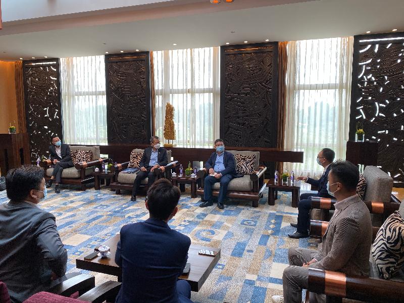 The Financial Secretary, Mr Paul Chan (second left), meets with young Hong Kong entrepreneurs in Guangzhou this morning (October 15) to learn more about their start-up experience, work and life in the Mainland.