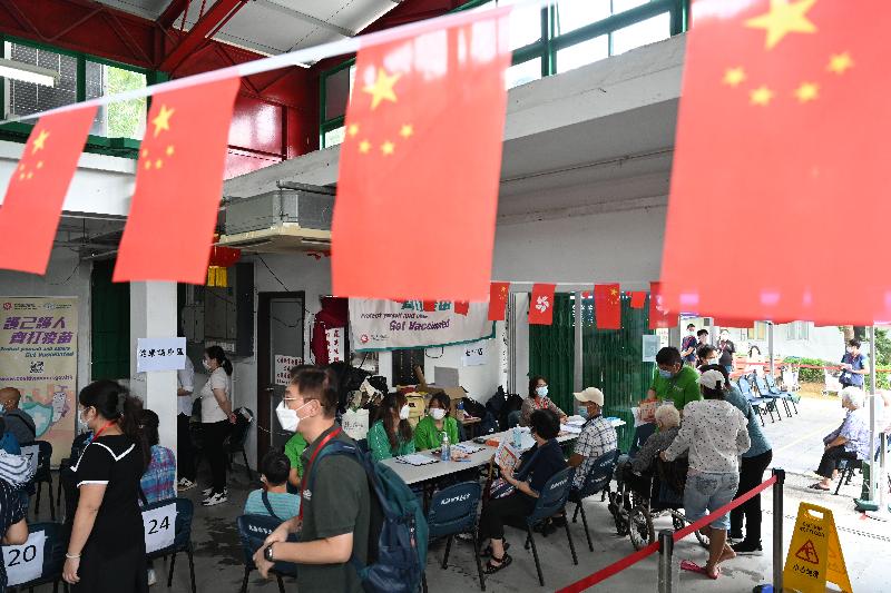 Elderly persons and other residents from Tai O participated in a COVID-19 vaccination event at Tai O Community Centre today (October 16).




