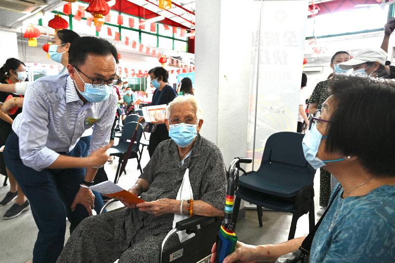 Elderly persons and other residents from Tai O participated in a COVID-19 vaccination event at Tai O Community Centre today (October 16). Picture shows the Secretary for the Civil Service, Mr Patrick Nip (first left), chatting with elderly persons who took part in the activity to encourage them to get vaccinated as soon as possible.

