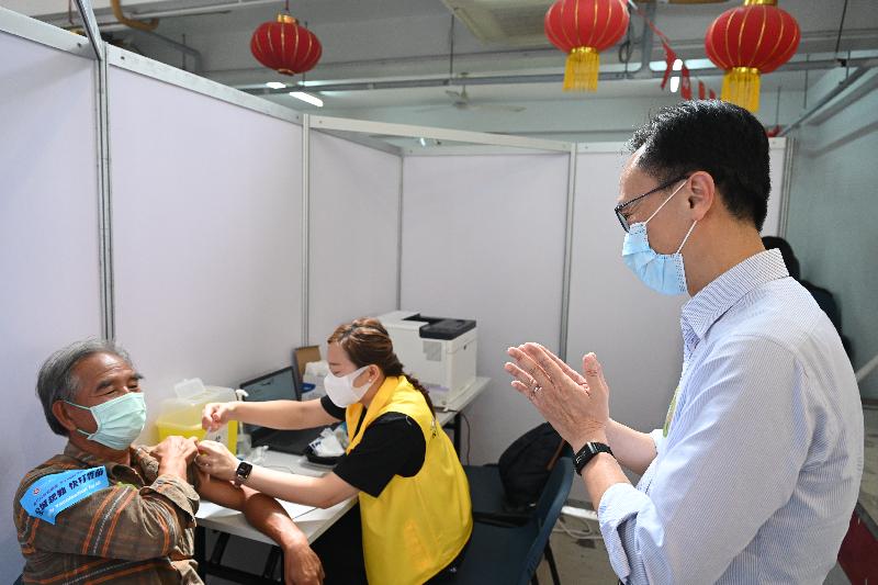 Elderly persons and other residents from Tai O participated in a COVID-19 vaccination event at Tai O Community Centre today (October 16). Photo shows a senior citizen receiving the Sinovac vaccine after the health talk. Looking on is the Secretary for the Civil Service, Mr Patrick Nip (right).