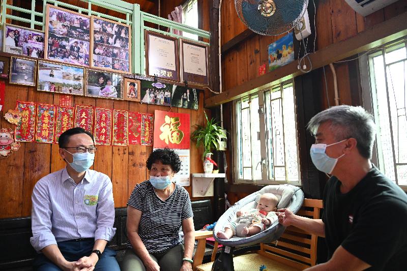 The Secretary for the Civil Service, Mr Patrick Nip, attended a vaccination activity in Tai O today (October 16) to support Tai O residents, in particular elderly persons, to receive a COVID-19 vaccination. He also took the opportunity to visit residents in a stilt house.