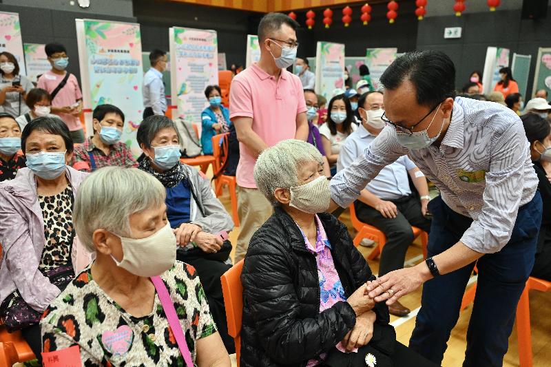 A health talk cum COVID-19 vaccination activity for elderly persons in Sha Tin District was held at Yuen Chau Kok Community Hall today (October 16). After the health talk, elderly persons and residents of the district could choose to receive the Sinovac vaccine on site by the outreach team, or the BioNTech vaccine at Community Vaccination Centre. A total of 501 people received COVID-19 vaccination today. Picture shows the Secretary for the Civil Service, Mr Patrick Nip (right), chatting with an elderly person who took part in the activity to encourage her to get vaccinated as soon as possible.

