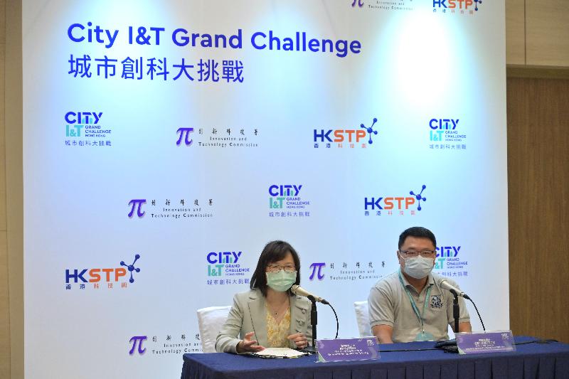 創新科技署署長潘婷婷（左）和香港科技園公司董事局主席查毅超博士（右）今日（十月十六日）於「城市創科大挑戰」總決賽後會見傳媒。