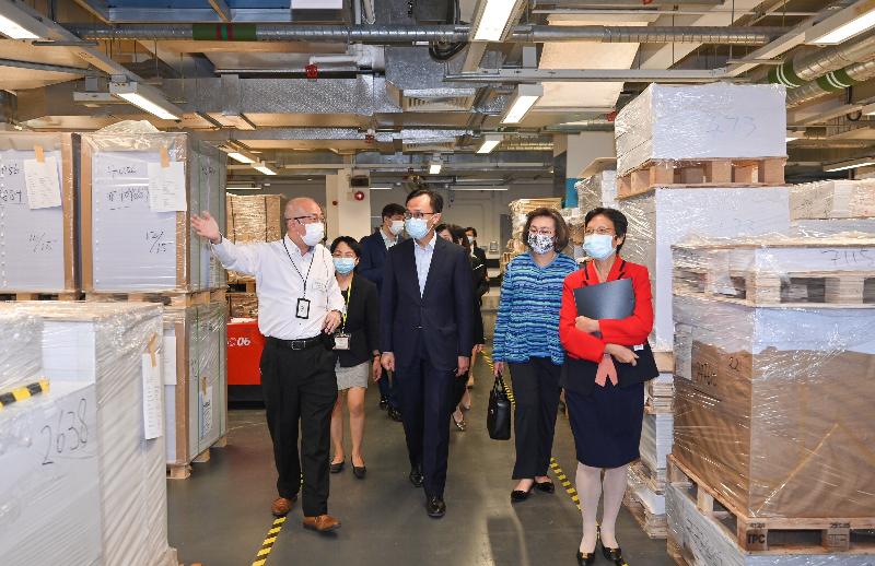 The Secretary for the Civil Service, Mr Patrick Nip, visited the Government Logistics Department today (October 18). Photo shows Mr Nip (third right) and the Permanent Secretary for the Civil Service, Mrs Ingrid Yeung (second right), touring the Printing Division to learn more about the daily work of colleagues. Looking on is the Director of Government Logistics, Miss Mary Chow (first right). 