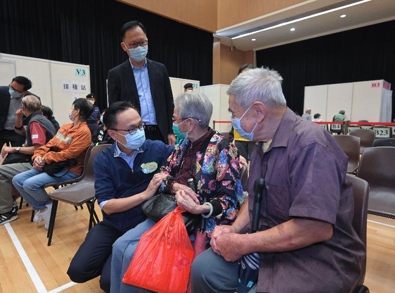 A vaccination event for elderly persons in Tuen Mun District was held at Wu Shan Road Community Hall this morning (October 18). Participants could choose to receive the Sinovac vaccine from an outreach team on-site or take pre-arranged transport to receive the BioNTech vaccine at the Community Vaccination Centre at Yau Oi Sports Centre, and a total of 94 people received COVID-19 vaccination. Picture shows the Secretary for the Civil Service, Mr Patrick Nip (front row, third right), chatting with elderly persons who took part in the activity to encourage them to get vaccinated as soon as possible.