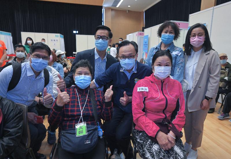 A vaccination event for elderly persons in Tuen Mun District was held at Wu Shan Road Community Hall this morning (October 18). Participants could choose to receive the Sinovac vaccine from an outreach team on-site or take pre-arranged transport to receive the BioNTech vaccine at the Community Vaccination Centre at Yau Oi Sports Centre, and a total of 94 people received COVID-19 vaccination. The Secretary for the Civil Service, Mr Patrick Nip (fourth right), is pictured with participants and representatives of the organisers, showing their support for the COVID-19 Vaccination Programme.