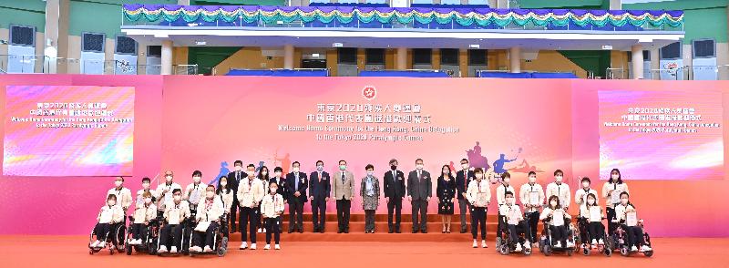 The Chief Executive, Mrs Carrie Lam, attended the Welcome Home Ceremony for the Hong Kong, China Delegation to the Tokyo 2020 Paralympic Games today (October 18). Photo shows (back row, from left) the Commissioner for Sports, Mr Yeung Tak-keung; the Chef de Mission of the Hong Kong, China Delegation to the Tokyo 2020 Paralympic Games, Ms Wu Siu-ling; the President of the Hong Kong Paralympic Committee & Sports Association for the Physically Disabled (HKPC & SAPD), Mrs Jenny Fung; the Honorary President of the HKPC & SAPD, Dr York Chow; Deputy Director-General of the Department of Publicity, Cultural and Sports Affairs of the Liaison Office of the Central People's Government in the Hong Kong Special Administrative Region Mr Wang Kaibo; the Secretary for Home Affairs, Mr Caspar Tsui; Mrs Lam; the Consul-General of Japan in Hong Kong, Mr Kenichi Okada; the Permanent Secretary for Home Affairs, Mr Joe Wong; the Acting Director of Leisure and Cultural Services, Ms Ida Lee; the Chairman of the HKPC & SAPD, Dr James Lam; and athletes who participated in the Games at the ceremony.