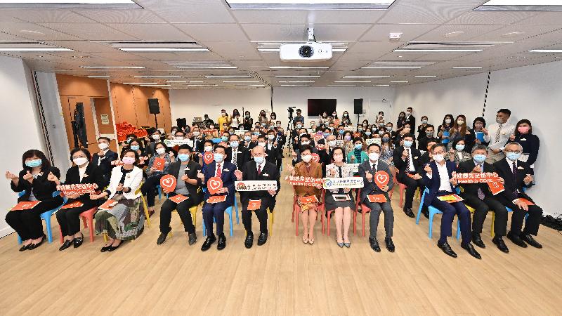 Sham Shui Po District Health Centre (DHC), the second Government-subsidised DHC in Hong Kong, officially opened today (October 18). Photo shows the Chief Executive, Mrs Carrie Lam (front row, sixth right), and the Secretary for Food and Health, Professor Sophia Chan (front row, fifth right), with other participants at the opening ceremony.