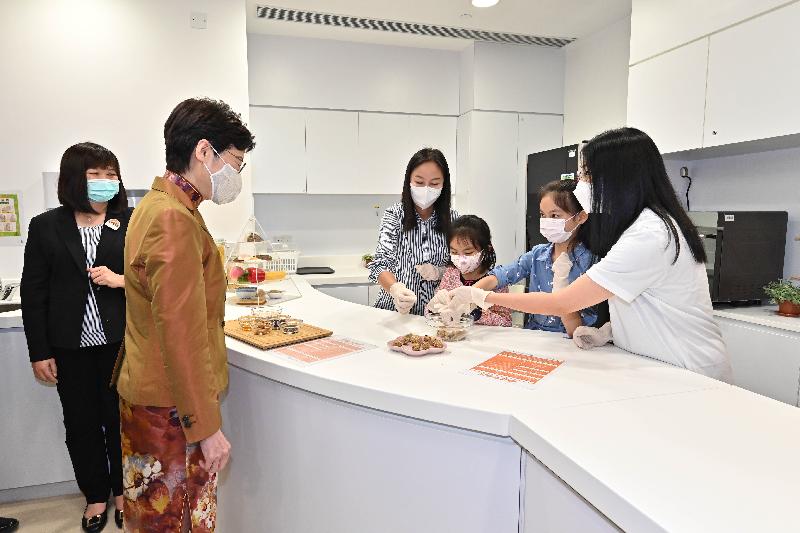 Sham Shui Po District Health Centre (DHC), the second Government-subsidised DHC in Hong Kong, officially opened today (October 18). Photo shows the Chief Executive, Mrs Carrie Lam (second left), chatting with users in the Dietetics Education Room of the DHC.