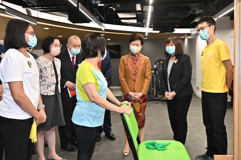 Sham Shui Po District Health Centre (DHC), the second Government-subsidised DHC in Hong Kong, officially opened today (October 18). Photo shows the Chief Executive, Mrs Carrie Lam (third right), and the Secretary for Food and Health, Professor Sophia Chan (second left), observing a user taking part in a rehabilitation exercise with the help of a physiotherapist in the Rehabilitation and Exercise Area of the DHC.