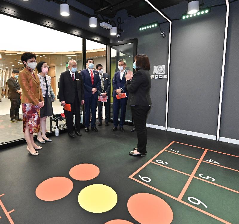 Sham Shui Po District Health Centre (DHC), the second Government-subsidised DHC in Hong Kong, officially opened today (October 18). Photo shows the Chief Executive, Mrs Carrie Lam (first left), and the Secretary for Food and Health, Professor Sophia Chan (second left), touring a training room equipped with an immersive exercise system of the DHC.