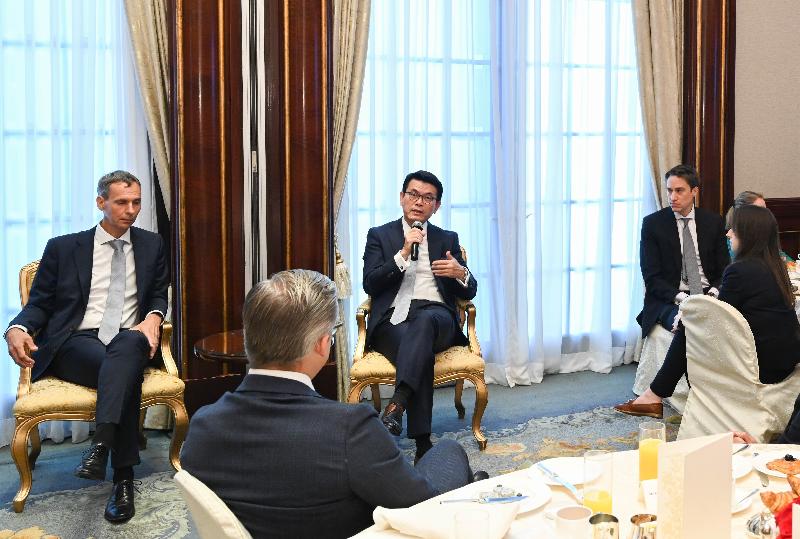 The Secretary for Commerce and Economic Development, Mr Edward Yau (second left), exchanged views with participants at a business breakfast organised by the European Union (EU) Office to Hong Kong and Macao today (October 19). Looking on is the Head of Trade and Economic Section of the EU Office to Hong Kong and Macao, Mr Walter van Hattum (first left).