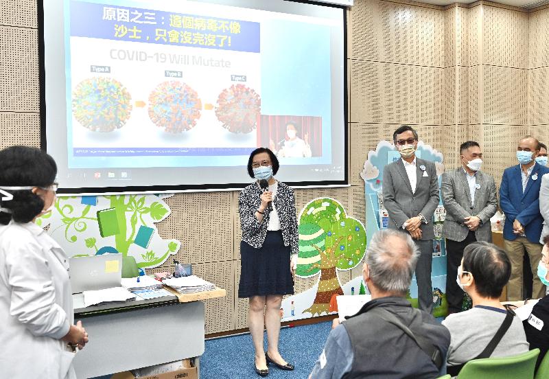The Secretary for Food and Health, Professor Sophia Chan, attended the Tseung Kwan O community vaccination day today (October 19). Photo shows Professor Chan (fourth right) explaining to participants that it is equally important to receive COVID-19 vaccination and seasonal influenza vaccination, and appealing to them to get vaccinated as soon as possible to build up dual protection. The Chief Executive Officer of Haven of Hope Christian Service, Dr Lam Ching-choi (third right), also attended the event.
