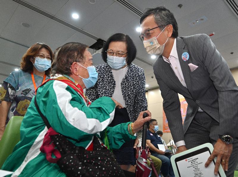 The Secretary for Food and Health, Professor Sophia Chan, attended the Tseung Kwan O community vaccination day today (October 19). Photo shows Professor Chan (second right) and the Chief Executive Officer of Haven of Hope Christian Service, Dr Lam Ching-choi (first right), chatting with a participant at the event.