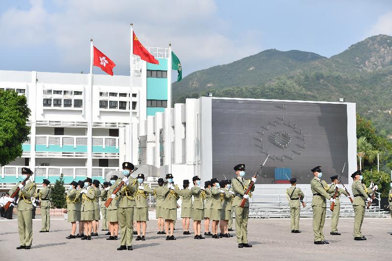 香港海关今日（十月十九日）于海关学院以全中式升旗及步操举行第129至132届督察暨第475至478届关员基本训练课程学员结业会操。图示香港海关仪仗队人员作花式枪操表演。