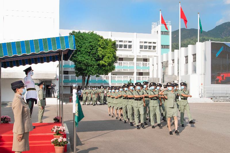 Hong Kong Customs held a passing-out parade, including a Chinese-style flag-raising ceremony and foot drill performance, for the 129th-132nd Customs Inspector Induction Courses and the 475th-478th Customs Officer Induction Courses at the Hong Kong Customs College today (October 19). Photo shows the graduates performing "zheng bu" (a specific type of marching step) and marching past the review stand.