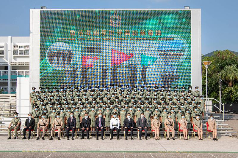 Hong Kong Customs held a passing-out parade, including a Chinese-style flag-raising ceremony and foot drill performance, for the 129th-132nd Customs Inspector Induction Courses and the 475th-478th Customs Officer Induction Courses at the Hong Kong Customs College today (October 19). The Commissioner of Customs and Excise, Mr Hermes Tang (front row, centre), is pictured with guests and all of the graduates.