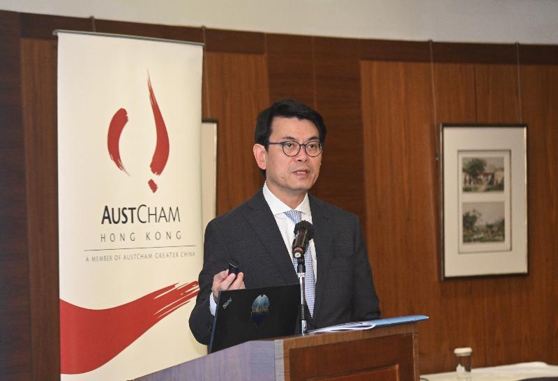 The Secretary for Commerce and Economic Development, Mr Edward Yau, updated members of the Australian Chamber of Commerce Hong Kong (AustCham) on the trade performance and business outlook of Hong Kong and initiatives related to commerce and trade in "The Chief Executive's 2021 Policy Address" at a business breakfast organised by AustCham today (October 20).