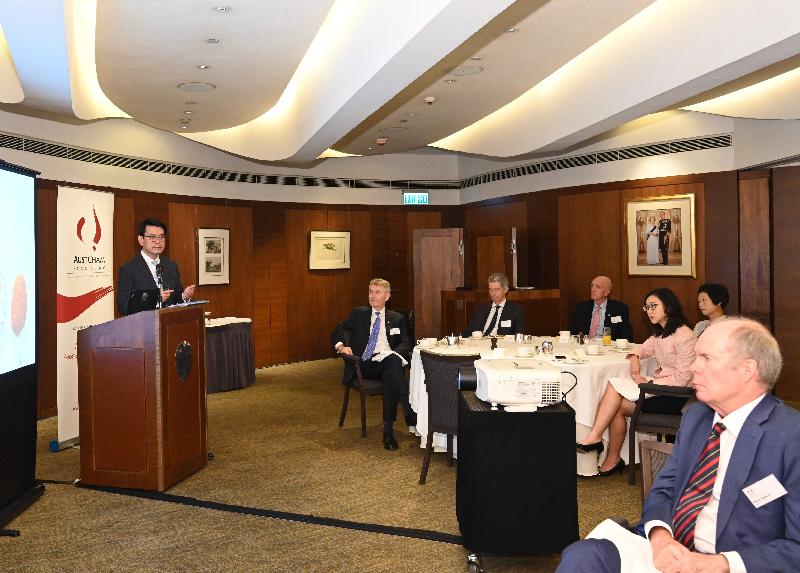 The Secretary for Commerce and Economic Development, Mr Edward Yau (first left), updated members of the Australian Chamber of Commerce Hong Kong (AustCham) on the trade performance and business outlook of Hong Kong and initiatives related to commerce and trade in "The Chief Executive's 2021 Policy Address" at a business breakfast organised by AustCham today (October 20).