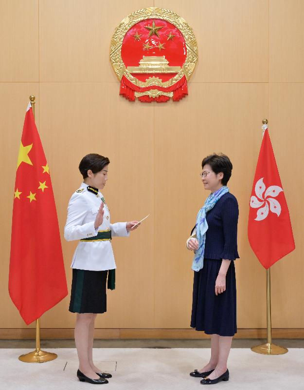 The new Commissioner of Customs and Excise, Ms Louise Ho (left), takes the oath of office, witnessed by the Chief Executive, Mrs Carrie Lam (right), today (October 21).
