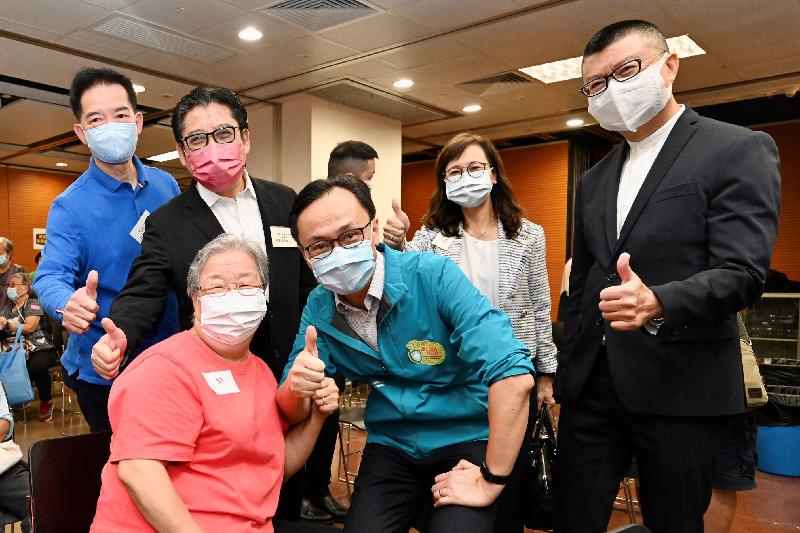 A vaccination event for elderly persons in Wan Chai District was held at Wan Chai Activities Centre today (October 21).  The Secretary for the Civil Service, Mr Patrick Nip (front row, second left), is pictured with an elderly participant and representatives of the organisers and co-organisers of the event.