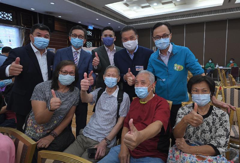 The Government's outreach COVID-19 vaccination team provides Sinovac vaccination services to members of the public at Fung Ming Hall in Wong Tai Sin Temple today and tomorrow (October 21 and 22). The Secretary for the Civil Service, Mr Patrick Nip (back row, first right), is pictured with the convenor of the Hong Kong Community Anti-Coronavirus Link, Dr Bunny Chan (back row, second right); the Chairman of Sik Sik Yuen, Mr Stephen Ma (back row, second left); the Wong Tai Sin District Officer, Mr Steve Wong (back row, centre), and participating elderly persons and volunteers.