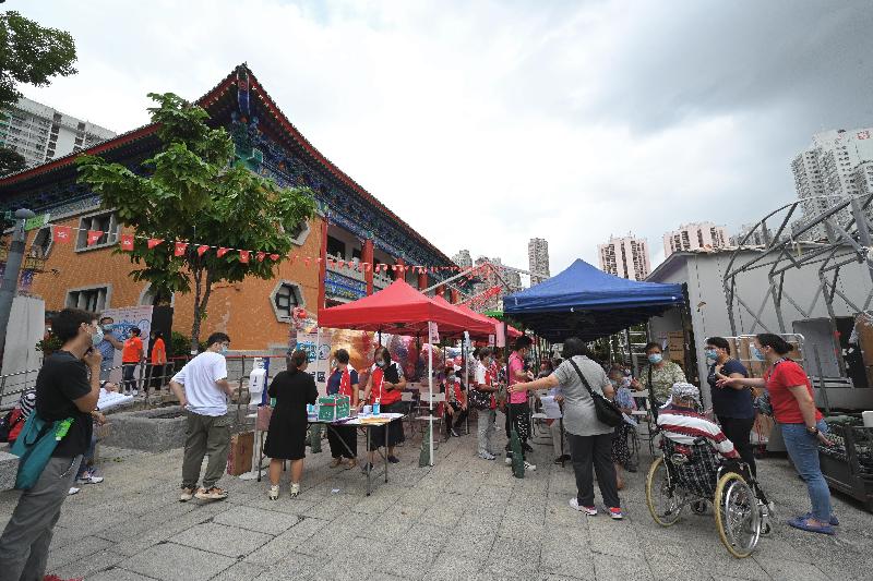 The Government's outreach COVID-19 vaccination team provides Sinovac vaccination services to members of the public at Fung Ming Hall in Wong Tai Sin Temple today and tomorrow (October 21 and 22). Photo shows the waiting area for vaccinations.