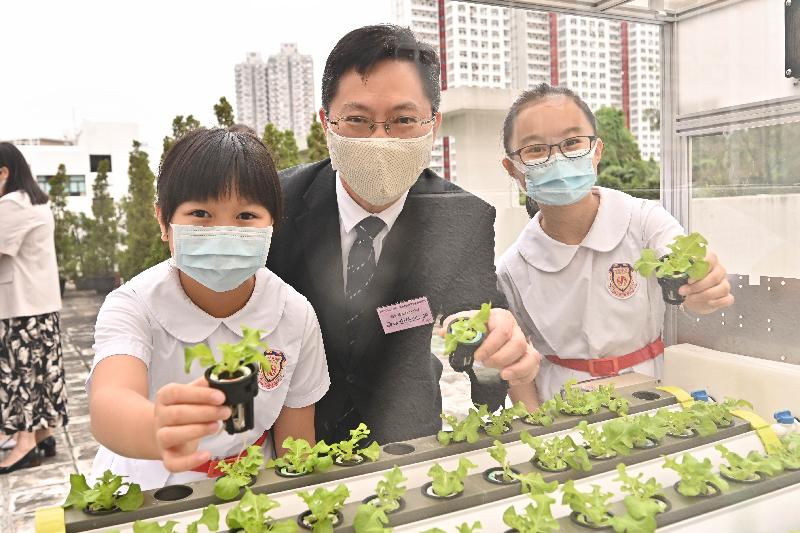 The Secretary for Innovation and Technology, Mr Alfred Sit, is photographed with students sharing their learning experience in the Sky Garden project during a visit to PLK Dr Jimmy Wong Chi-Ho (Tin Sum Valley) Primary School today (October 21).