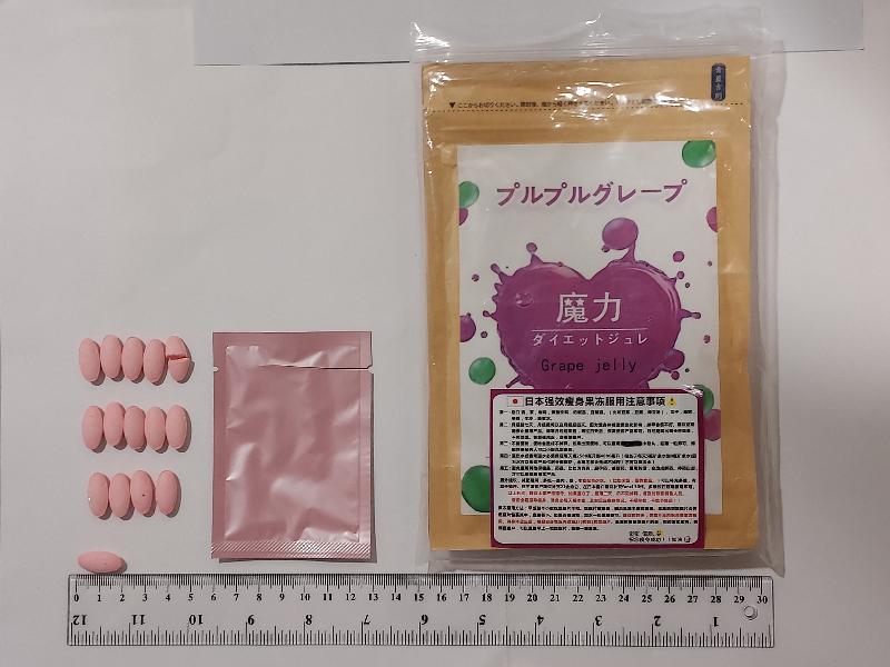 The Department of Health today (October 21) conducted an operation against the sale of a slimming product, which was found to contain an undeclared and banned drug ingredient. During the operation, a 46-year-old woman was arrested by the Police for suspected illegal sale of a Part 1 poison and an unregistered pharmaceutical product. Photo shows the slimming product concerned.