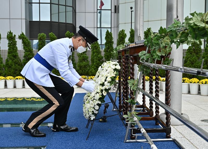 The Hong Kong Police Force holds a ceremony at the Police Headquarters this morning (October 22) to pay tribute to members of the Hong Kong Police Force and Hong Kong Auxiliary Police Force who have given their lives in the line of duty. Photo shows the Commissioner of Police, Mr Siu Chak-yee, laying a wreath in front of the Books of Remembrance in which the names of the fallen are inscribed.