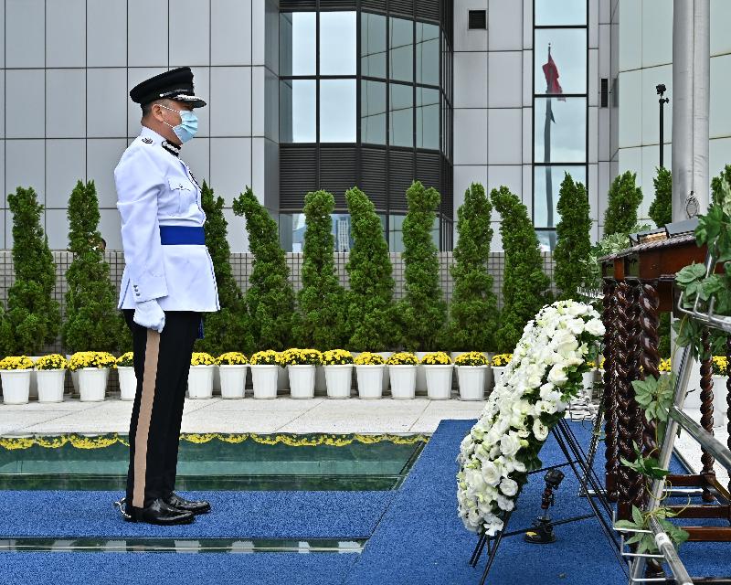 The Hong Kong Police Force holds a ceremony at the Police Headquarters this morning (October 22) to pay tribute to members of the Hong Kong Police Force and Hong Kong Auxiliary Police Force who have given their lives in the line of duty. Photo shows the Commandant of the Hong Kong Auxiliary Police Force, Mr Yang Joe-tsi, paying tribute in front of the Books of Remembrance in which the names of the fallen are inscribed.