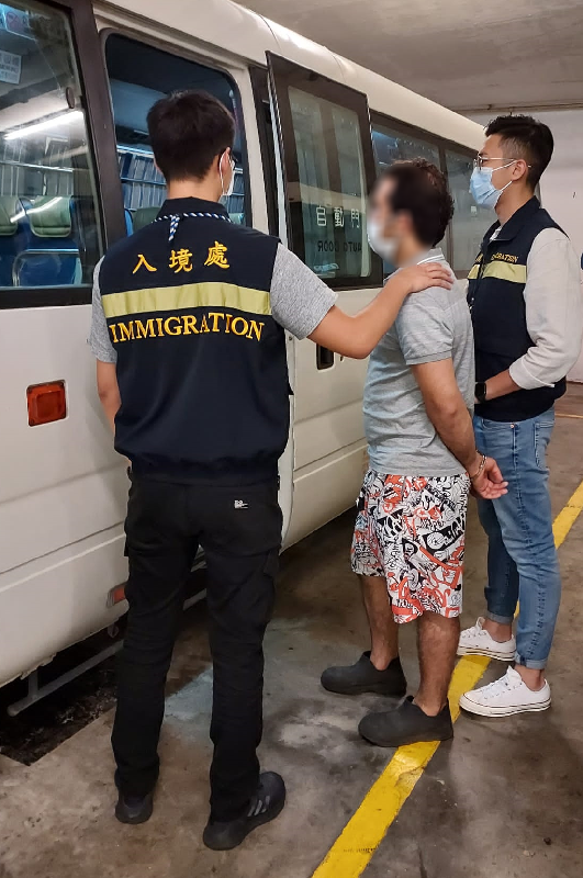 The Immigration Department mounted territory-wide anti-illegal worker operations codenamed "Twilight" for four consecutive days (October 18 to 21). Photo shows a suspected illegal worker arrested during the operations.