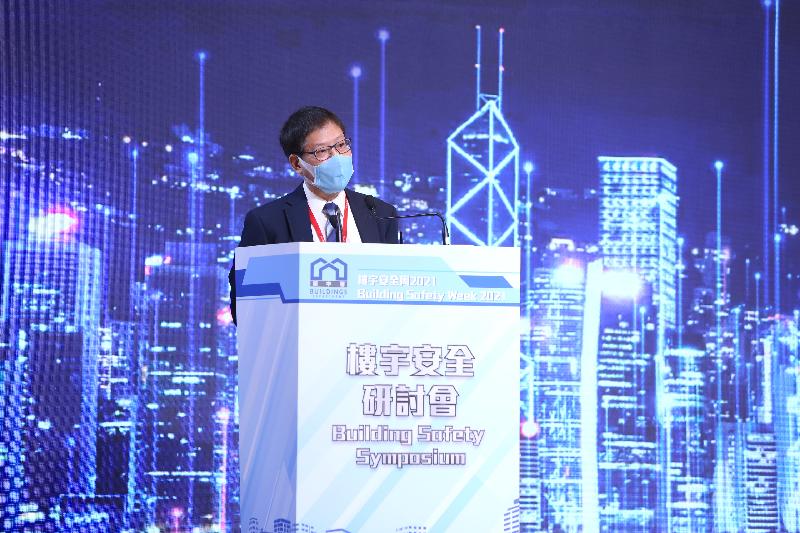 The Buildings Department held the seventh Building Safety Symposium today (October 22) and invited building professionals, members of the building management sector, government officials and academics to share experiences and exchange views on the theme of symposium, "Shaping a smart and livable built environment". Photo shows the Director of Buildings, Mr Yu Tak-cheung, giving a welcome speech at the symposium.