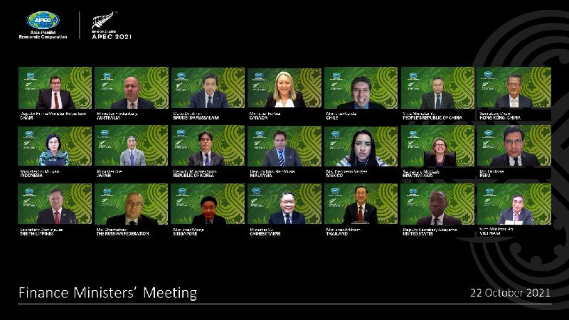 二○二一年亞太區經濟合作組織財政部長會議因2019冠狀病毒病疫情，今日（十月二十二日）以視像形式舉行。圖示財政司司長（上排右一）陳茂波和其他與會的代表。
