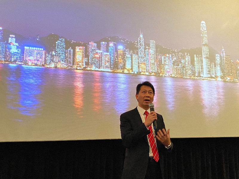 香港駐歐洲聯盟特派代表張國財十月二十一日（威尼斯時間）於威尼斯舉辦的香港電影之夜，向嘉賓分享香港銳意發展成為中外文化藝術交流中心的政策。