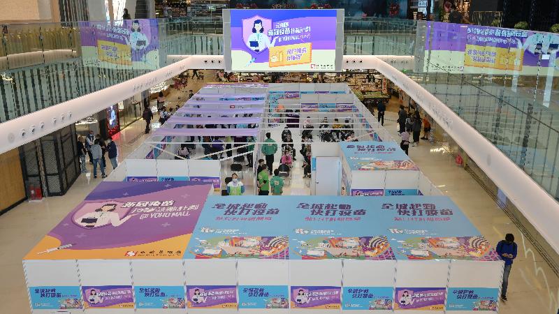 Following the provision of a COVID-19 vaccination service at shopping malls in Kwun Tong and Lok Fu earlier, the Government's outreach vaccination team provided the BioNTech vaccination service to residents at a temporary vaccination area in a shopping mall in Yuen Long today (October 23).